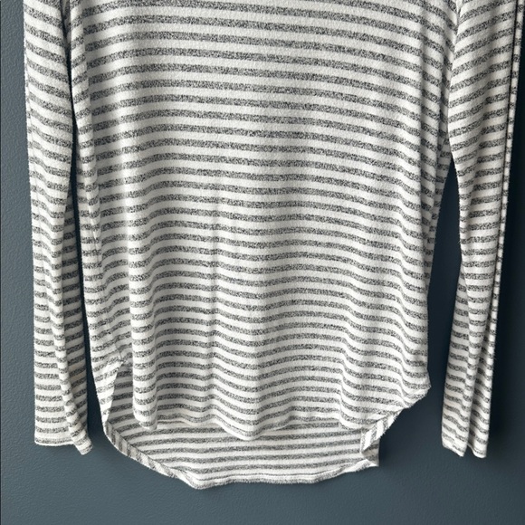 🩶 OLD NAVY women’s Long Sleeve Tee shirt size medium M gray and white stripes - Picture 4 of 7